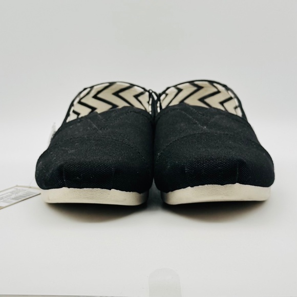 NWT TOMS Classic Canvas Slip-On Shoe, Black/White, Women's Size 6 - Picture 8 of 11